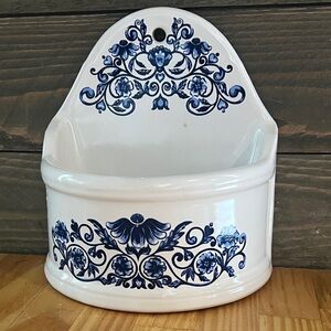 Vintage 1974 Merle Norman Open Salt Wall Pocket Porcelain "Blue Onion" Floral